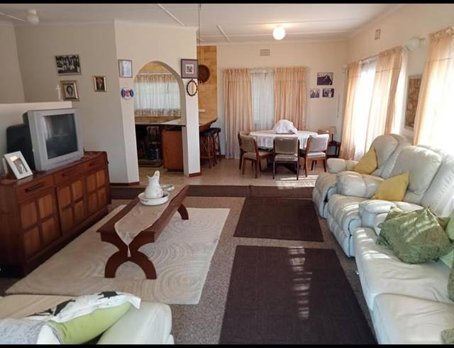 4 BEDROOM HOUSE FOR SALE IN HIBBERDENE